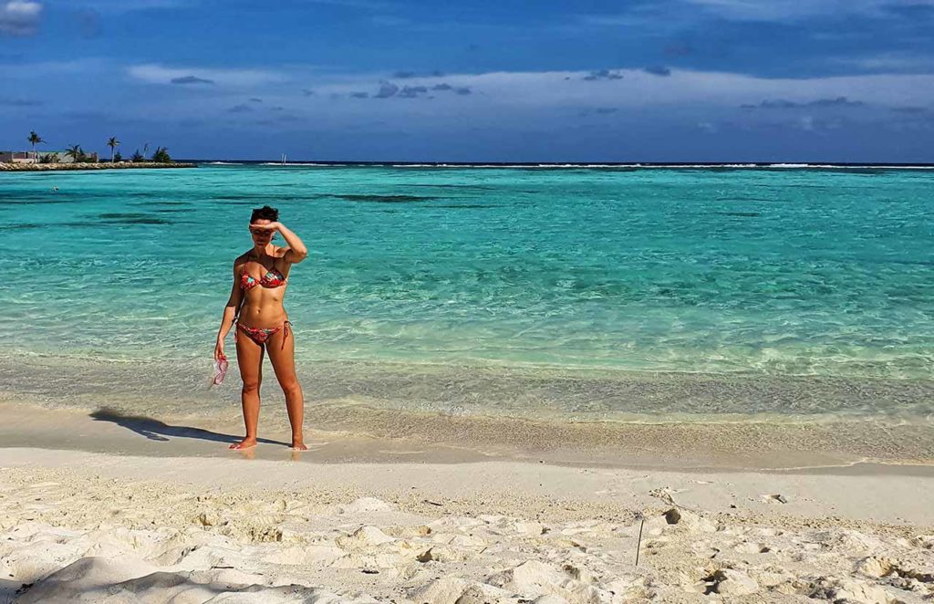 Una bikini beach alle Maldive