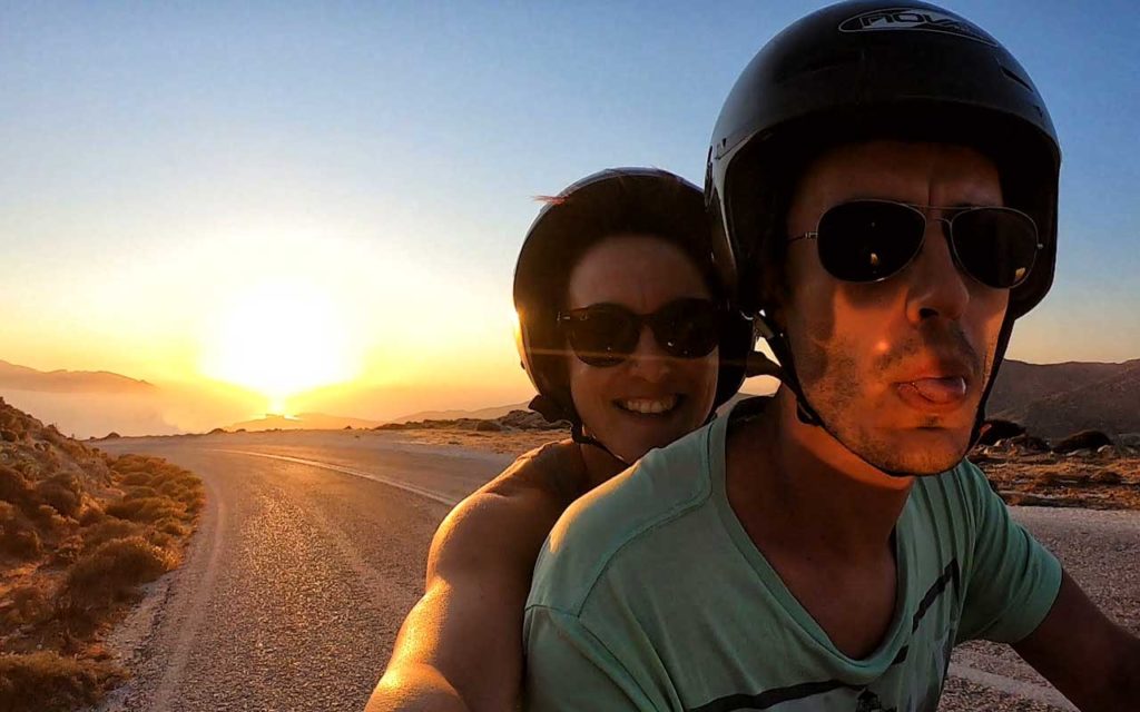Marta Impiegata Giramondo e Marcello in scooter al tramonto a Ios, Grecia