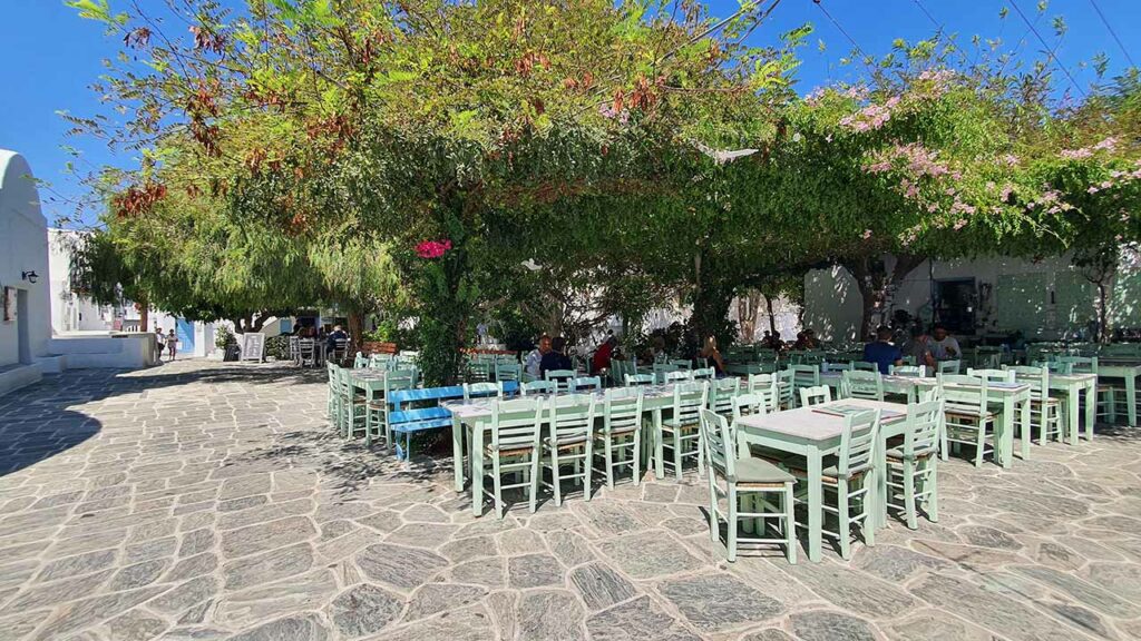 Chora (Folegandros) piazza coi ristoranti