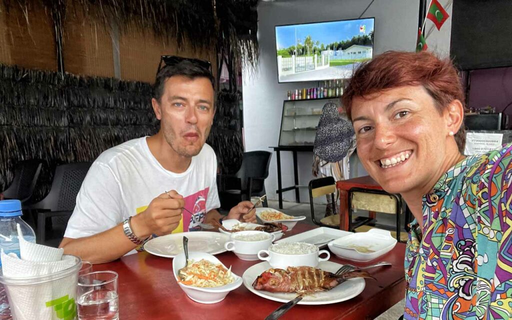 Marta Impiegata Giramondo e Marcello in un ristorante locale di Mathiveri, Maldive