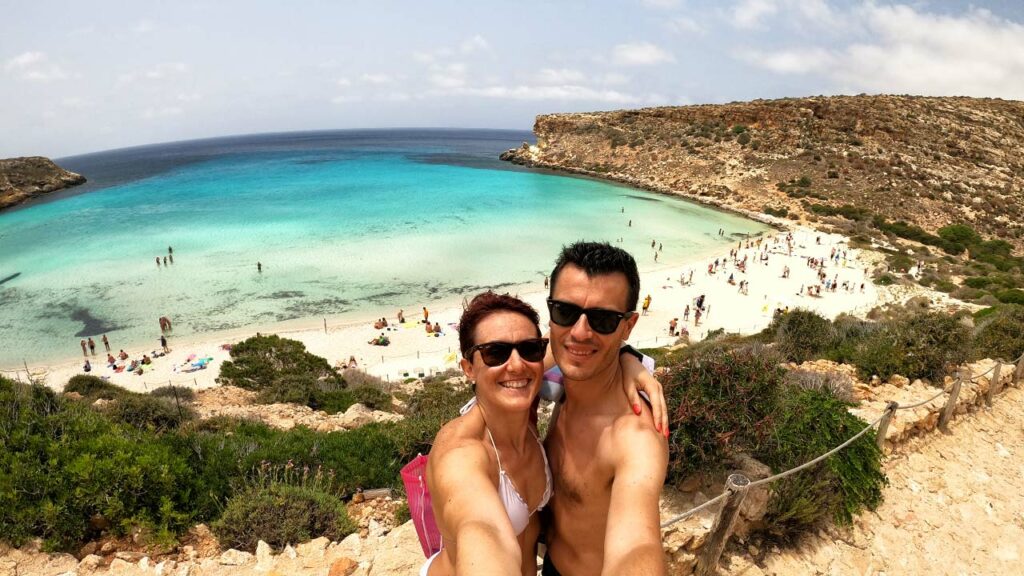 Lampedusa, veduta dall'alto della spiaggia dell'Isola dei Conigli con Marta Impiegata Giramondo e Marcello