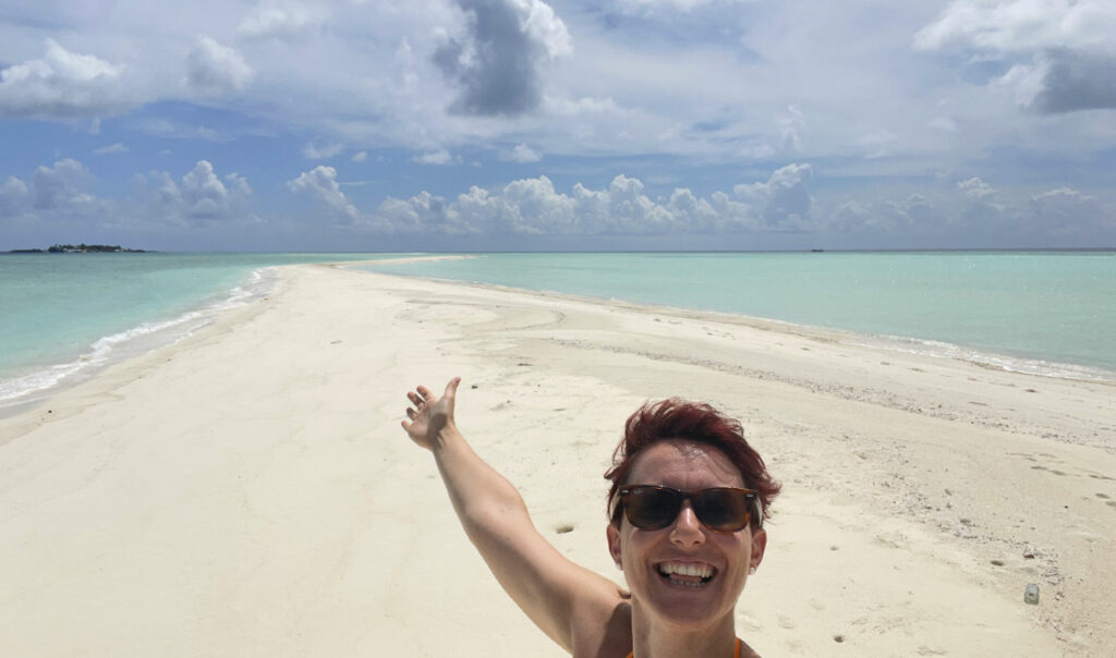 Marta Impiegata Giramondo sull'isola di sabbia vicino a Rasdhoo