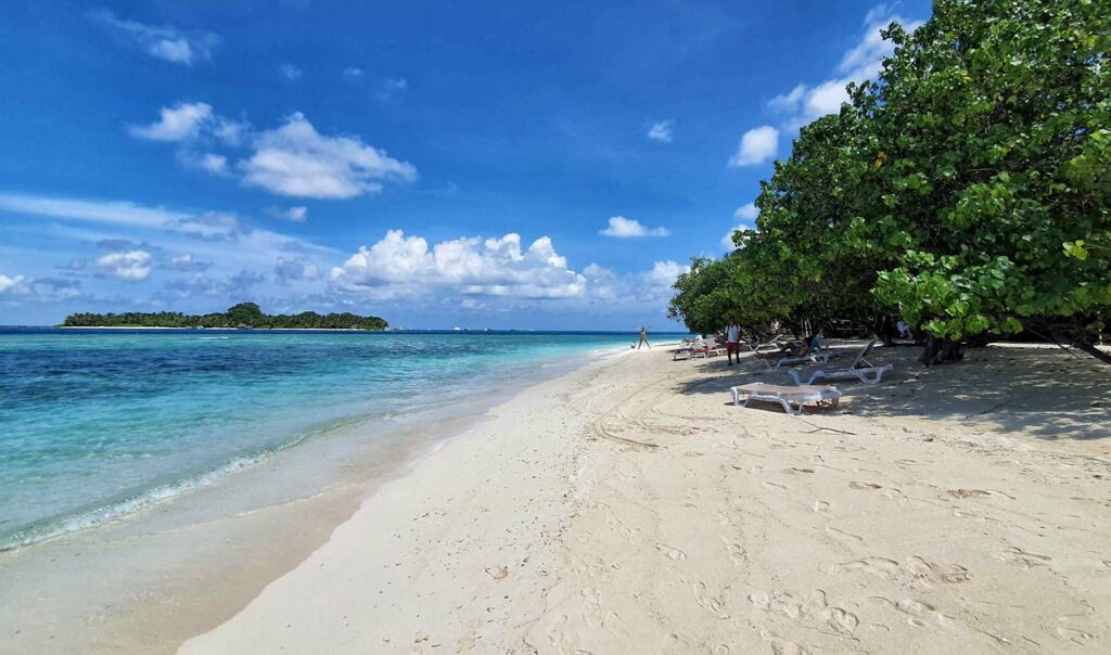 Rasdhoo, Maldive: foto della spiaggia e in lontananza Marta Impiegata Giramondo